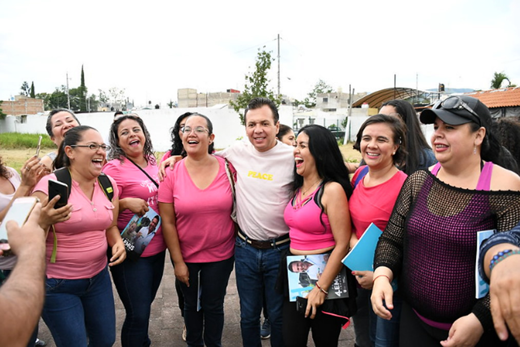 Pablo Lemus con vecinas compartiendo con ellas el programa Zapopan mi colonia