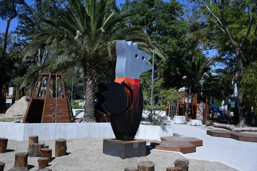 Llega la escultura ‘El Gallo’ a Villa Fantasía