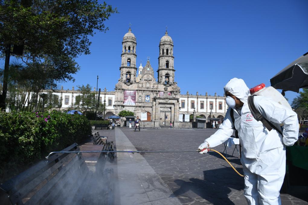 Continúa Zapopan con operativo para sanitizar espacios públicos ante Covid-19