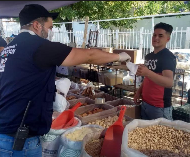 Intensifica Zapopan entrega de 40 mil cubrebocas en tianguis, mercados y plazas públicas ante contingencia