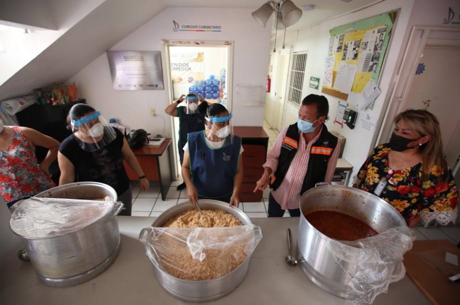 Supervisa Pablo Lemus entrega de alimentos en comedor comunitario Lomas de Tabachines