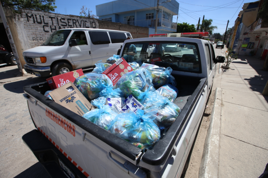 Entrega DIF Zapopan despensas en Los Cajetes y Lomas de la Primavera