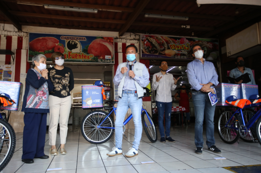 Inicia Zapopan entrega de bicicletas a locatarios de mercados municipales