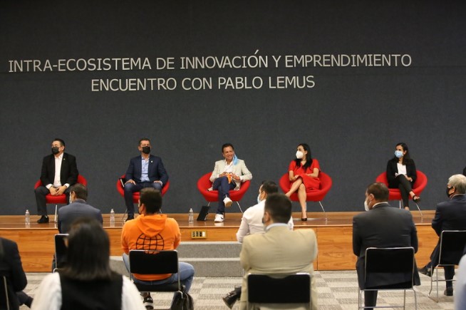 Participa Pablo Lemus en encuentro de innovación y emprendimiento en CUCEA