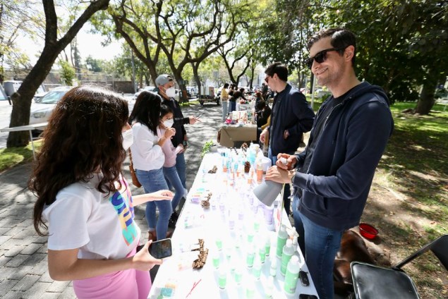 Juventudes de Zapopan y Guadalajara ofrecen sus productos en bazar