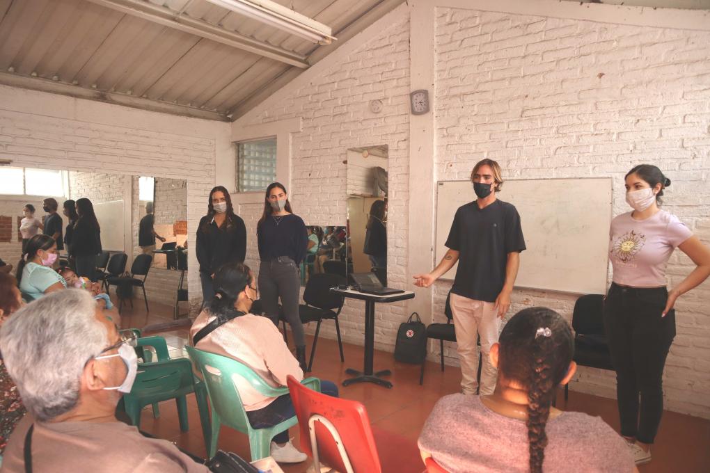 Población de Santa María del Pueblito recibe seminario de Psiconutrición