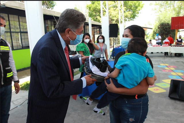 Frangie entrega kits escolares para el Centro de Atención Múltiple Jean Piaget