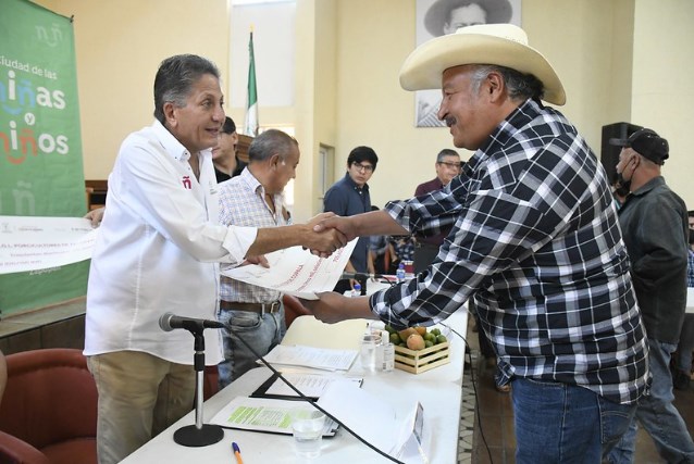 Frangie entrega apoyos a productores agropecuarios