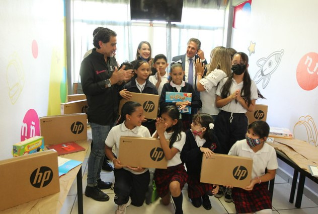 Frangie entrega aula Luciérnaga en primaria de Valle de los Molinos