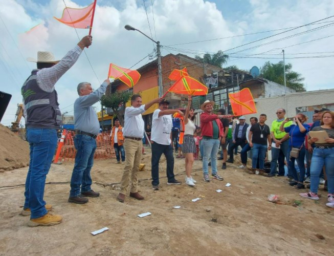 Frangie arranca obras de pavimentación en Bosques del Centinela
