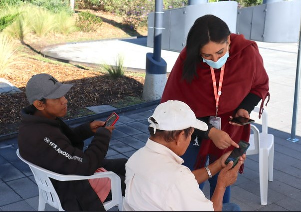 DIF Zapopan capacita a personas mayores en manejo del celular