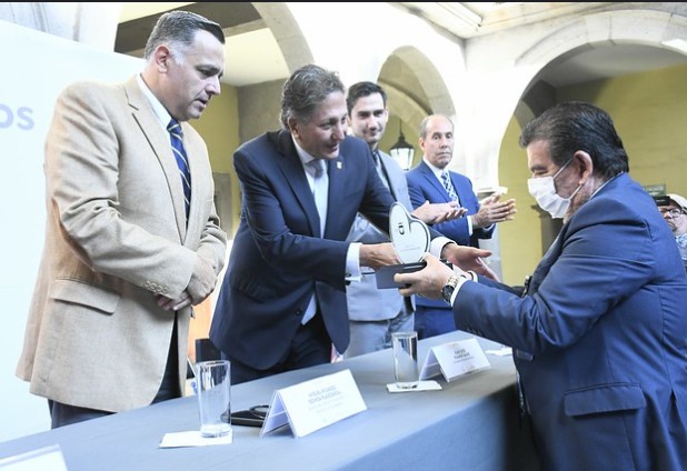 Reconocen con presea la labor de médicas y médicos de Zapopan