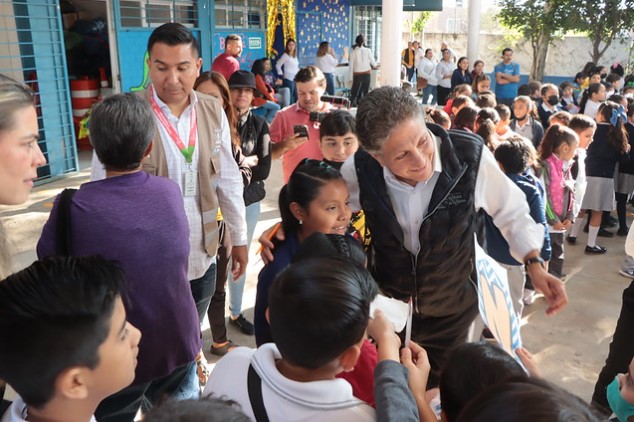 Frangie entrega kits escolares a niñas y niños de Parques de Tesistán