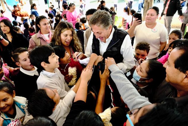 Frangie entrega distintivo de Escuela con Estrella a la Primaria Narciso Bassols