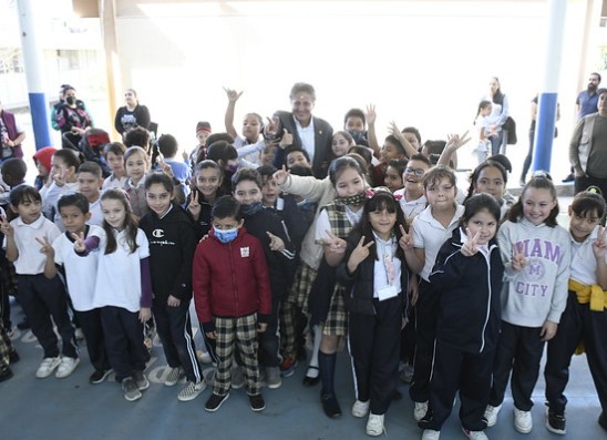 Frangie entrega aula Luciérnaga en primaria de Haciendas del Valle