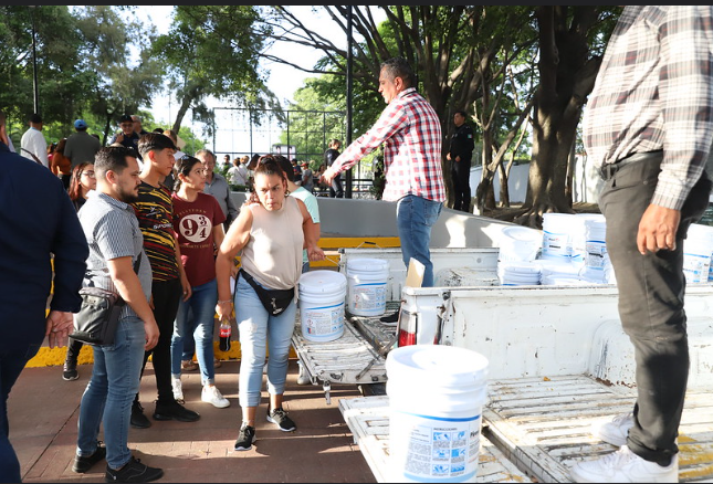 Zapopan entrega insumos para embellecer viviendas de la “Consti”