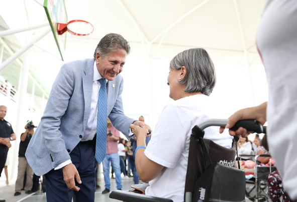 Con brazalete, Zapopan garantiza que adultos mayores vuelvan a casa