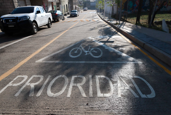 Frangie entrega calles renovadas en Lomas de la Primavera