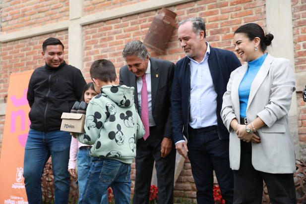 Gobierno de Zapopan y Zapakids entregan 150 pares de calzado a niñas y niños de Nuevo México