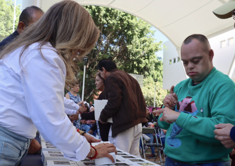 Zapopan entrega 100 brazaletes del programa Vuelve a Casa