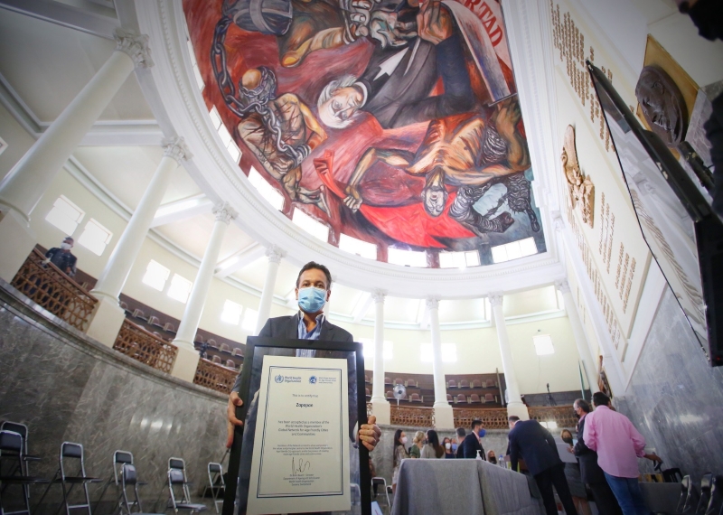 El Lic.Pablo Lemus recibe el reconocimiento que distingue a Zapopan como parte de las Ciudades Amables con las Personas Mayores