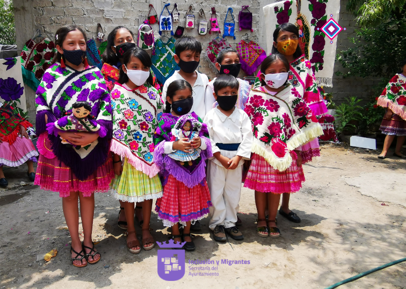 Grupo de danza infantil Mazahua, niñas y niños portando su vestimenta típica.
