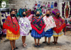 Mujeres mazahua en la Colonia El Rehilete vistiendo sus atuendos tradicionales